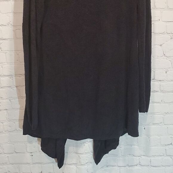 Barefoot Dreams cozychic lite Island Wrap cardigan in black - Picture 9 of 11